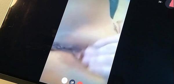  Madura tetona haciendo cibersexo con un fan durante la cuarentena por la pandemia. Esta mami cachonda tiene ganas de sacar la leche de alguno.